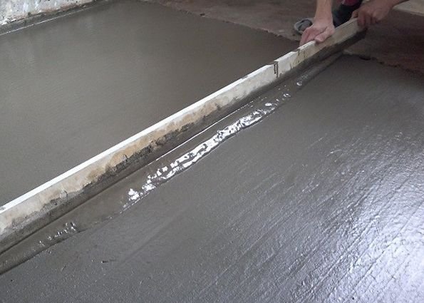 Как выровнять бетонный пол своими руками?