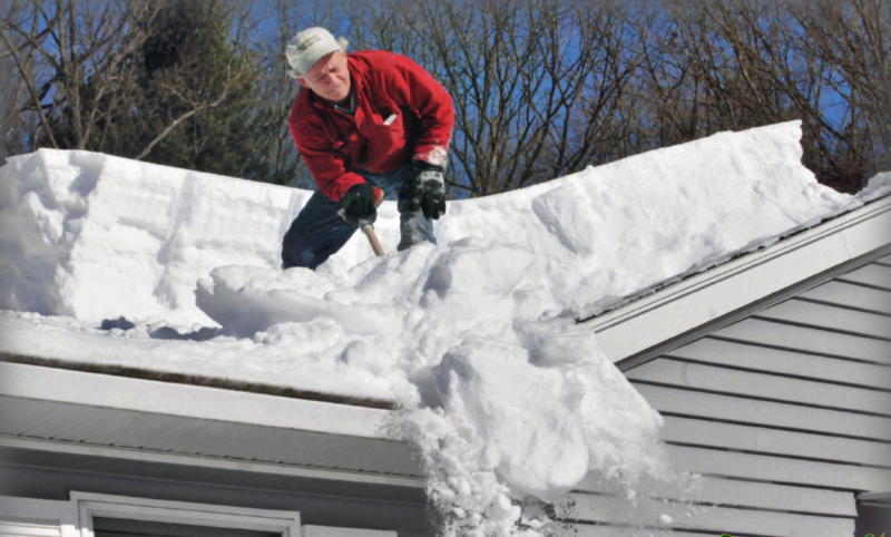 Как правильно чистить снег с крыши