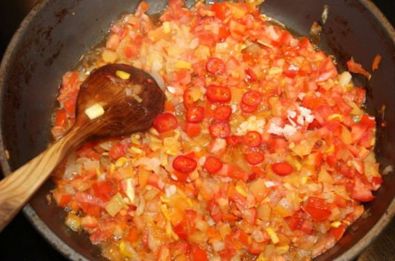 Тефтели с рисом и подливкой: 6 рецептов вкусного приготовления