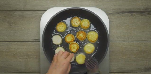 Сырники из творога — классический рецепт пышных сырников на сковороде