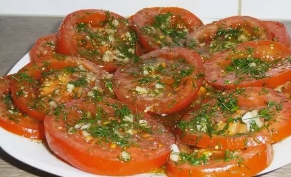 Маринованные помидоры с чесноком быстрого приготовления: 7 самых вкусных рецептов