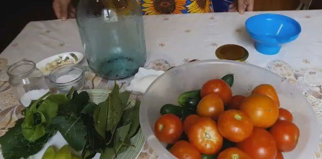 Ассорти из помидоров и огурцов на зиму: самые вкусные рецепты
