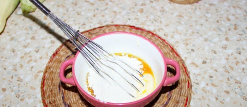 Кабачки в кляре на сковороде с чесноком: Топ-8 быстрых и вкусных рецептов