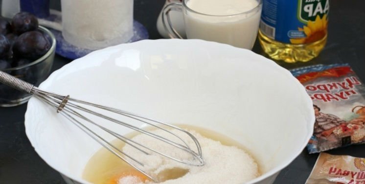 Шарлотка со сливами в духовке: 6 вкусных и быстрых рецептов
