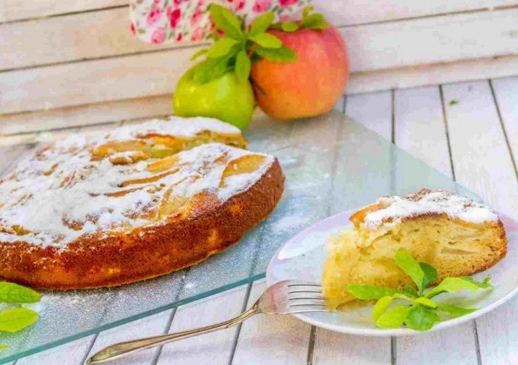 Шарлотка с яблоками: 10 простых рецептов пышного пирога в духовке